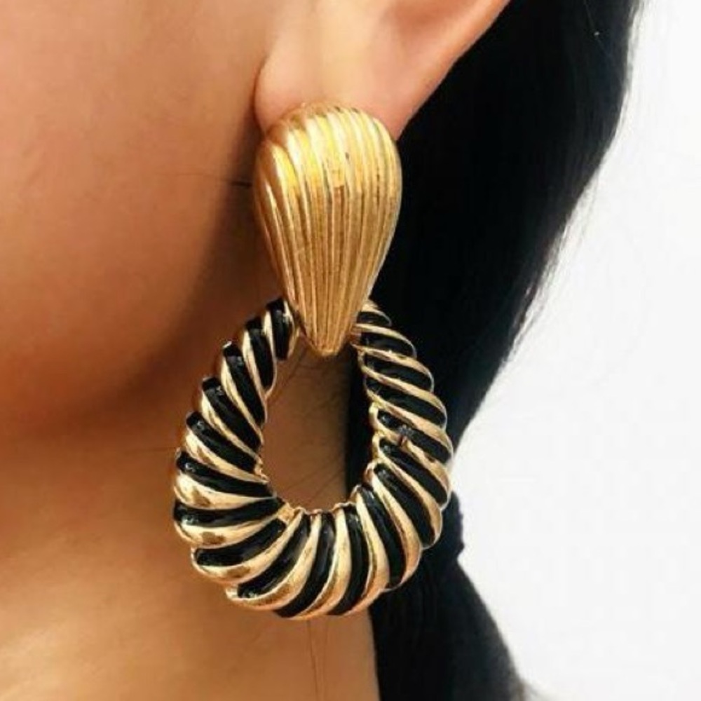 Zara - Retro Vintage 90’s Gold Tone Shell Dangle Clip On Earrings